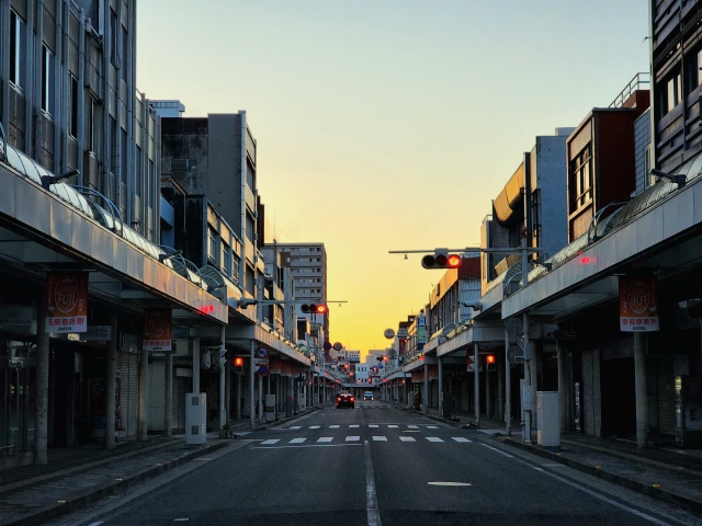 夜明けの吉原本町の商店街