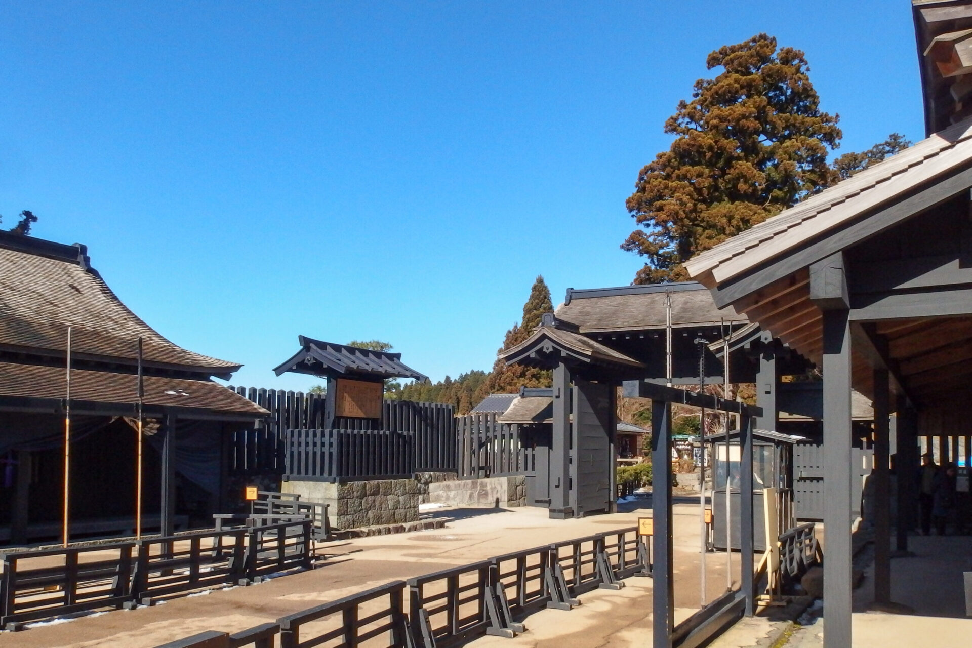 箱根関所の復元施設。江戸時代の番所や門が忠実に再現されている