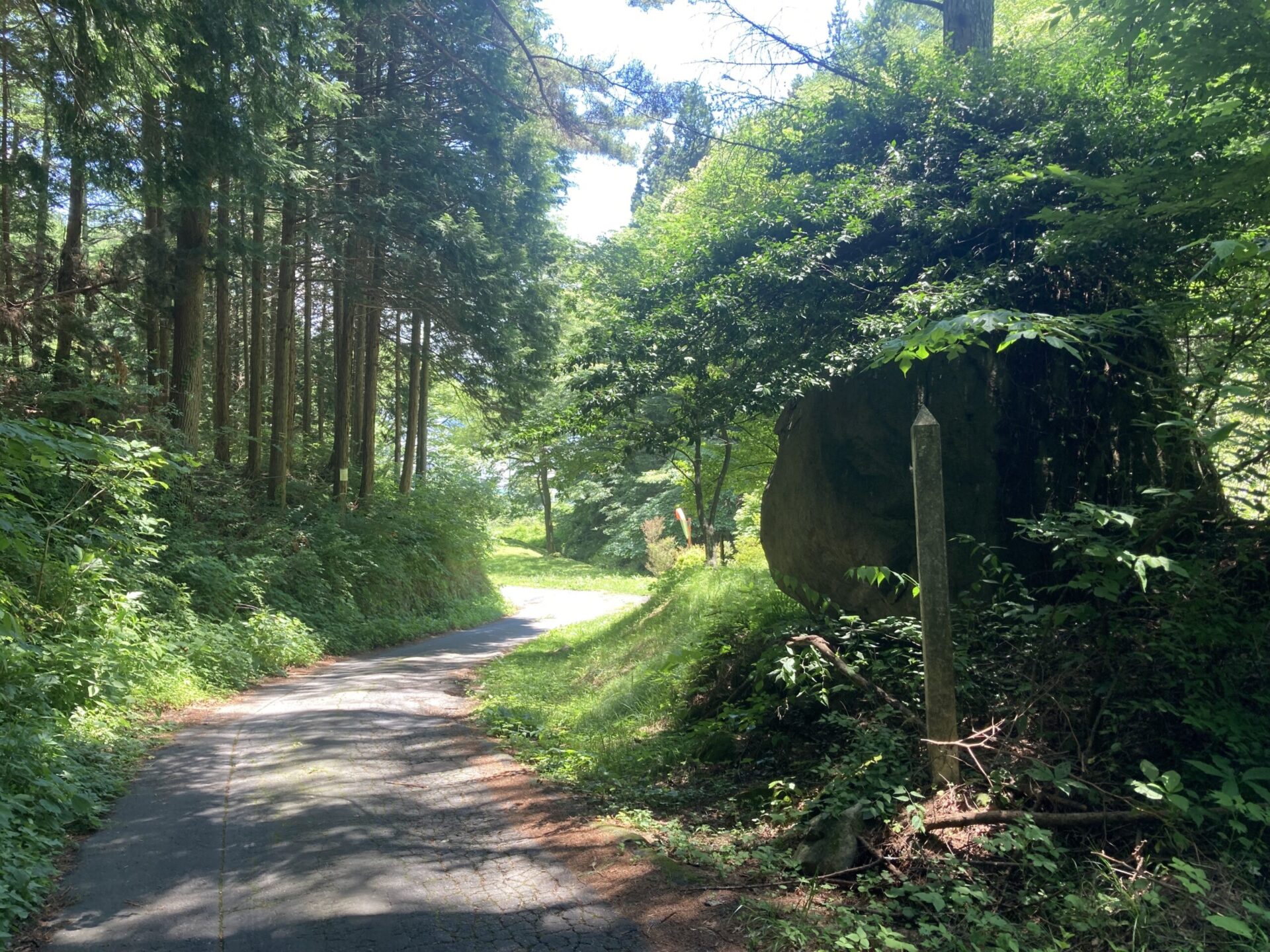 塩尻峠の大岩(中山道の名所)