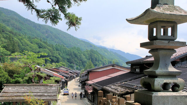 夏の奈良井宿・鎮神社から宿場の入口を望む（中山道第34宿）