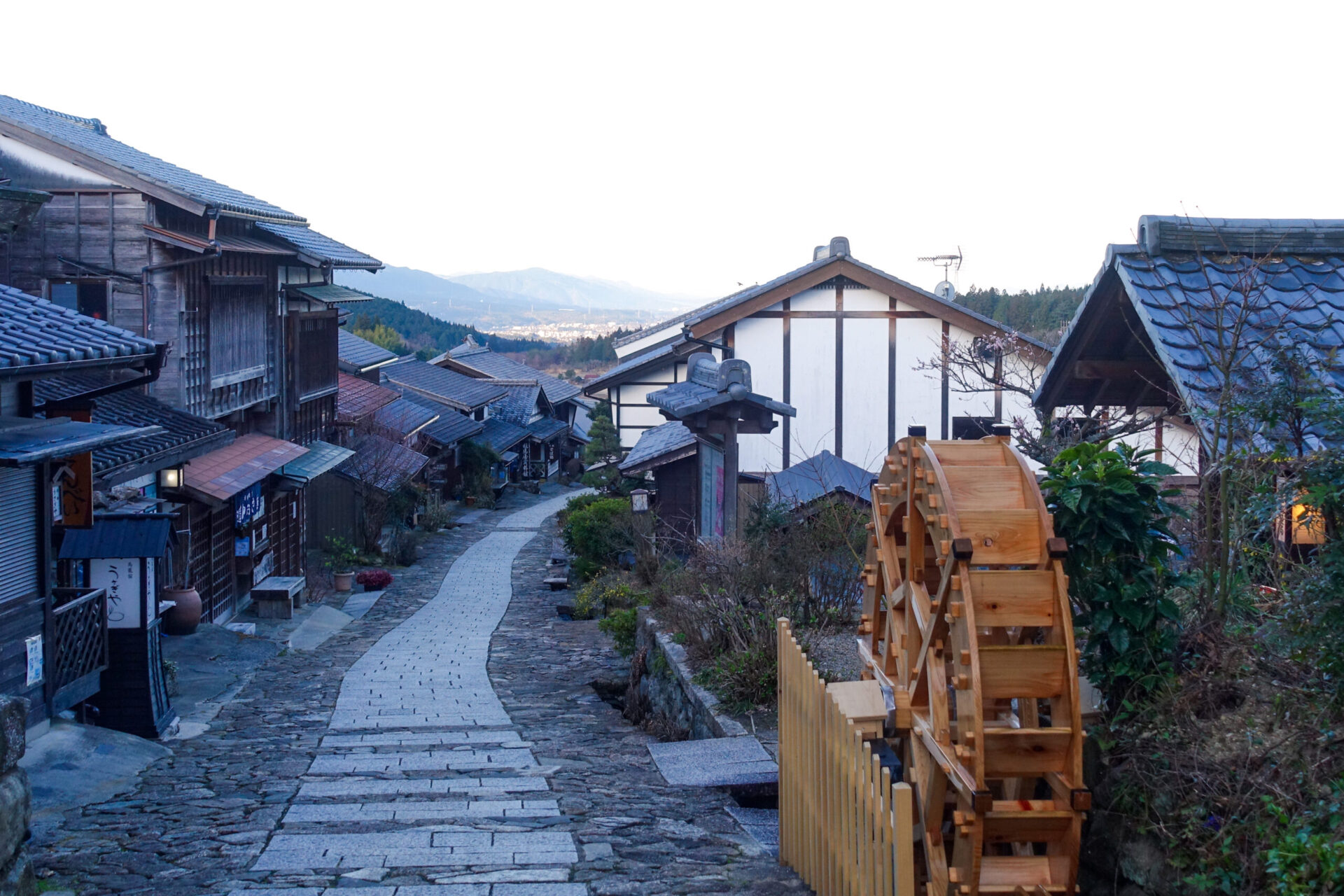 早朝の馬籠宿(中山道第43宿)