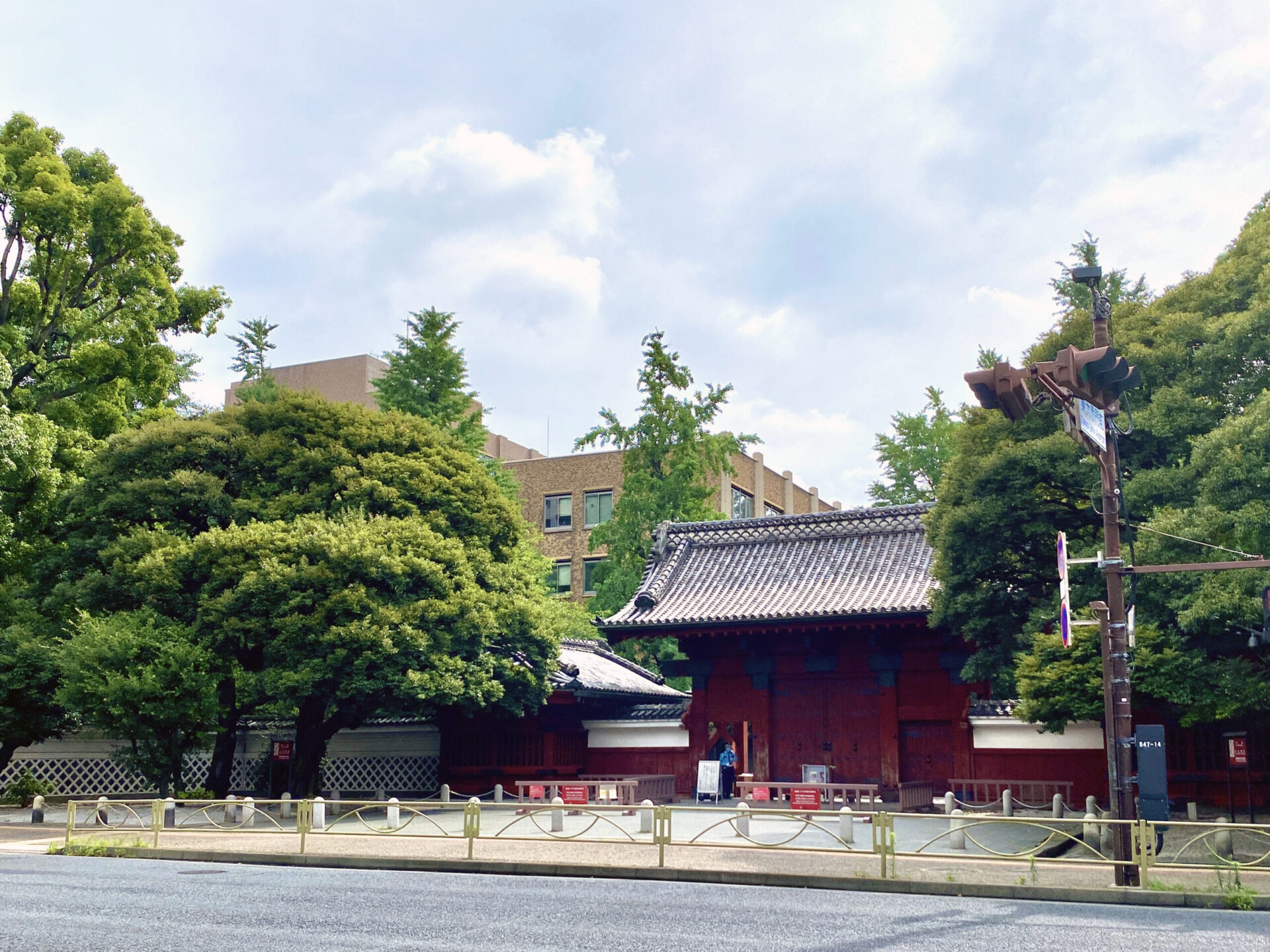 東京大学赤門（本郷・中山道沿い）